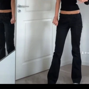 Lågmidjade kostymbyxor  -  Låg midja det svarta kostymbyxor från inwear💓 har sprättat upp dem så att de ska passa mig som är 170 men går så klart att sy upp 