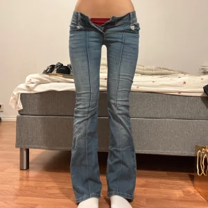 Jeans  - Midjemått: 33cm, innerbenslängd 77cm 💞