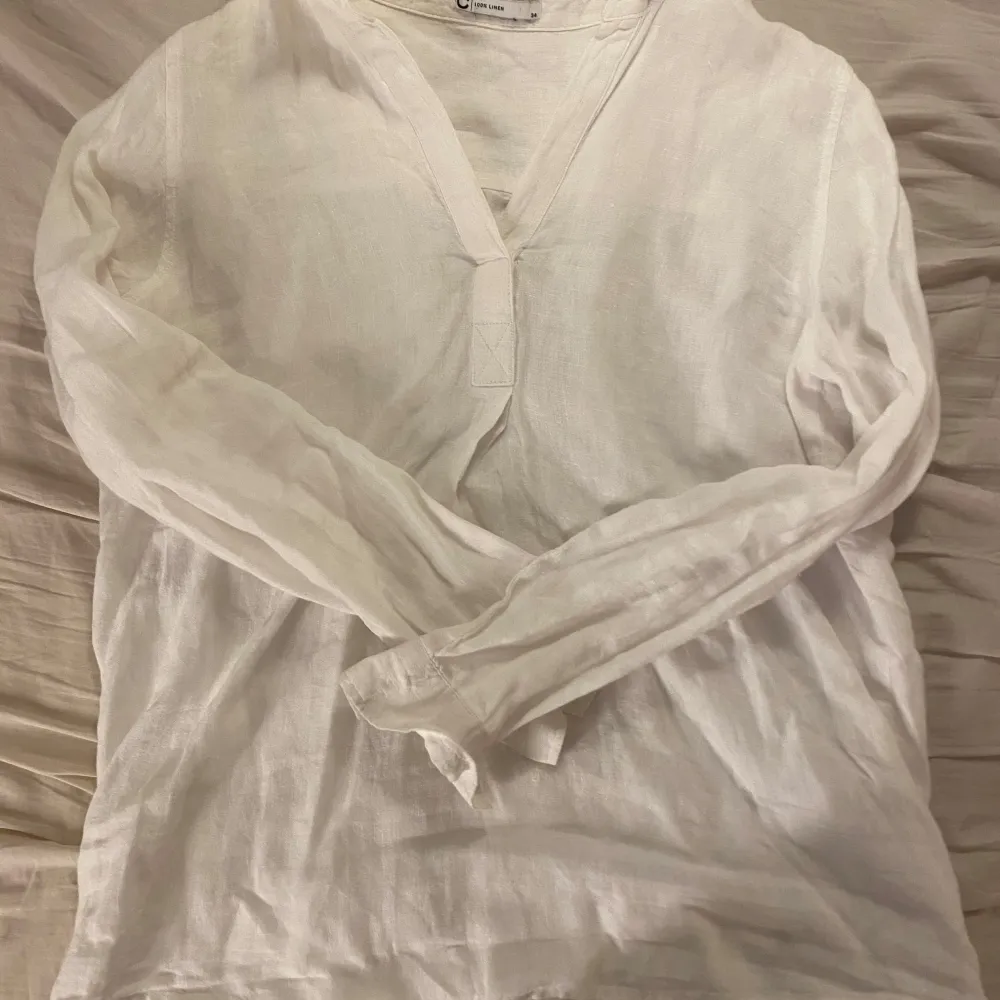 Säljer denna fina linne”skjortan” från Cubus, perfekt till stranden i sommar!!💓💓 storlek 34/S. Säljer för 50 kr, köparen står för frakt💓📦. Paidat.