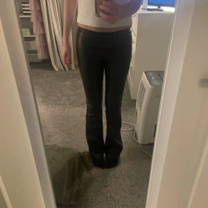 Svarta skinnbyxor - Snygga svarta bootcut skinnbyxor. Perfekta för en stilren look. De är lågmidjade och ger en cool och modern känsla. Jag är 172 och dem passar mig perfekt i längden! Pris kan diskuteras vid snabbt köp! 