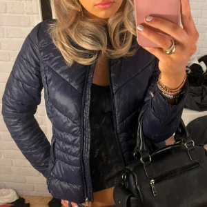 Mörkblå jacka - säljer min snygga jacka från Vero Moda💙