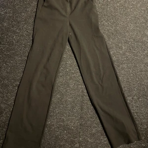Kostymbyxor  - Skitsnygga sköna kostymbyxor i bra skick och passar till allt! Storlek 32/34💞