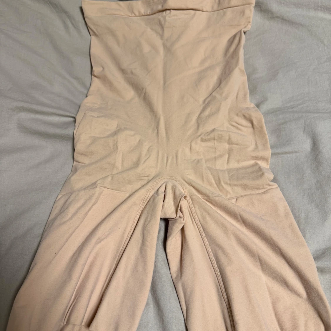 Beige oneshoulder bodysuit från Spanx , mycket slimmande.