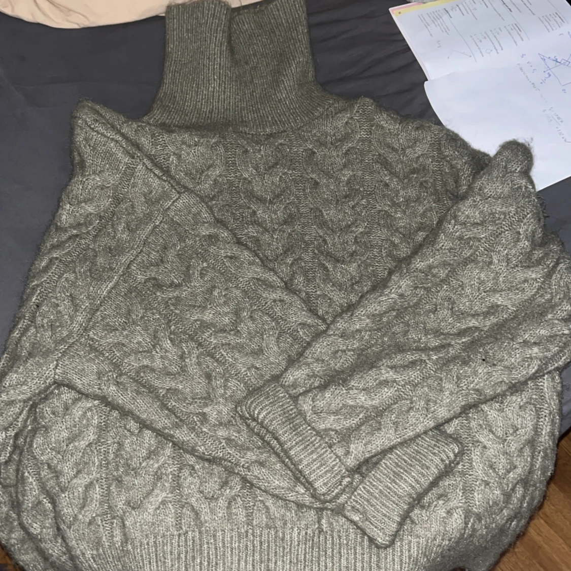 Grön stickad polotröja från Lindex