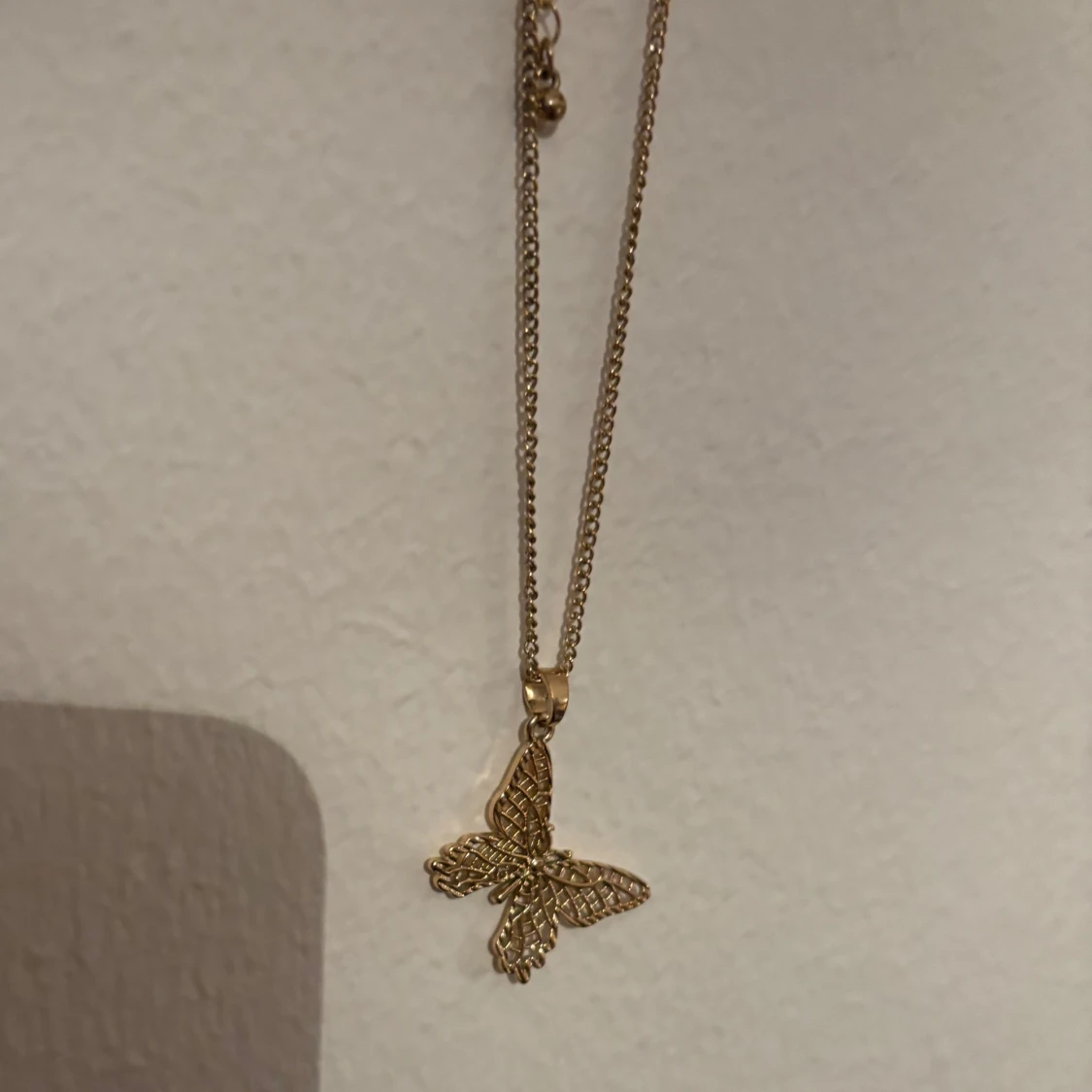 Guldigt fjärilshalsband - 1