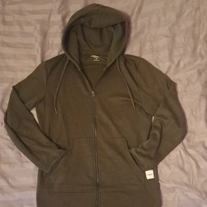 Olivgrön hoodie från Jack & Jones - Säljer en olivgrön hoodie från Jack & Jones Essentials. Hör av er i pm om ni undrar något✌️