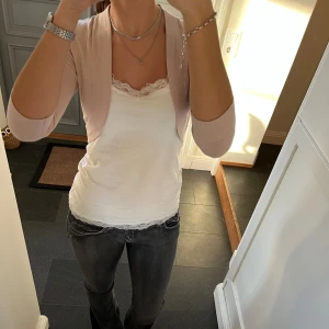 Rosa stickad bolero  - Rosa trekvartsärmad bolero från Jake’s i storlek 36. Fint skick. Använd gärna köp nu!