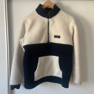 Beige och marinblå fleece från Peak Performance - Säljer en mysig vit och marinblå fleece från Peak Performance. Denna tröja är riktigt varm och perfekt för kyliga dagar. Dem är knappt använd och jag skulle säga att det är i nyskick! Hör av dig om du har funderingar och vid snabb affär kan jag gå ned i pris! Inga returer!