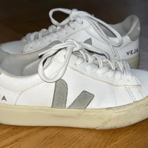  Veja skor - Snygga vita sneakers från Veja med olivgrönt detaljer.