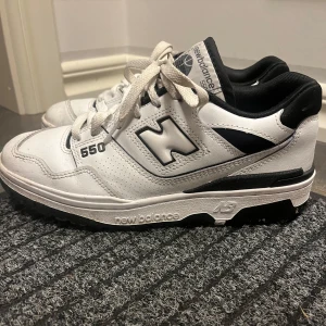 New Balance 550 sneakers - Snygga New Balance 550 sneakers i vitt och svart. Skorna har en klassisk design med snörning och en bekväm passform. Perfekta för en stilren look.