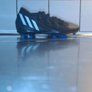 Adidas Predator - Skick: 9/10.                                                   Strl: 36.                                                          Köpt för ca 600kr, säljer för endast 249kr