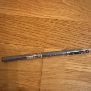 Tattooliner från Maybelline - Säljer en Tattooliner från Maybelline i färgen 921 Deep Teal. Perfekt för att skapa en intensiv och långvarig look. Enkel att applicera med en smidig penna.