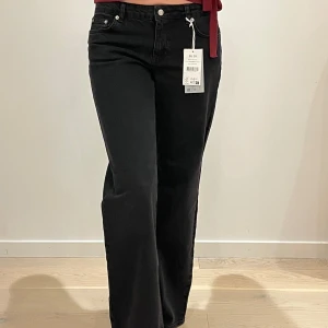 Svarta jeans från NA-KD - Svarta populära straight jeans med lite vidare ben från NA-KD. Helt nya med lappen kvar! Nypris 699, men säljer för endast 450kr. I storlek 38. Bara att skriva om fler bilder önskas💕