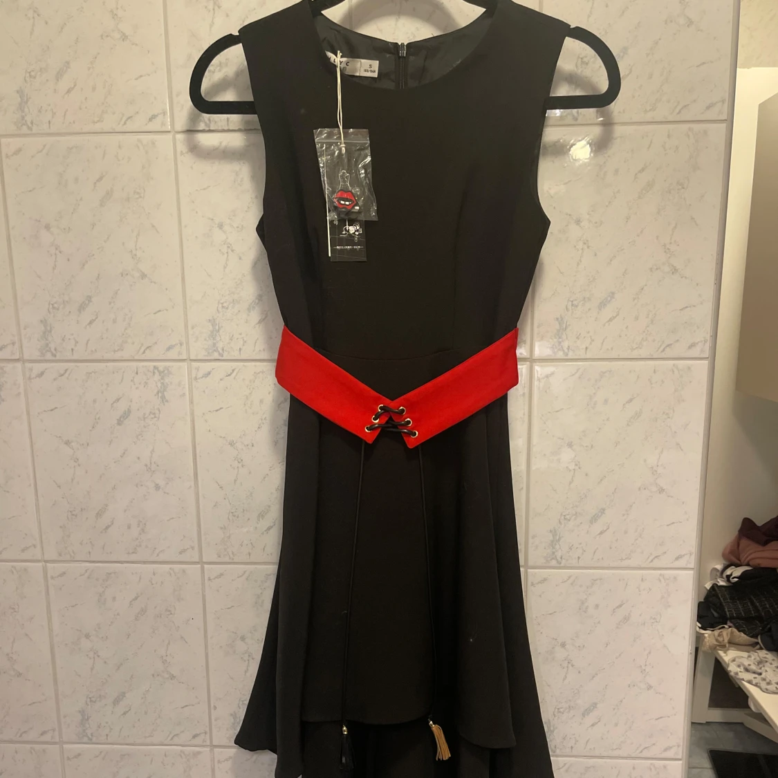 Svart klänning med rött bälte