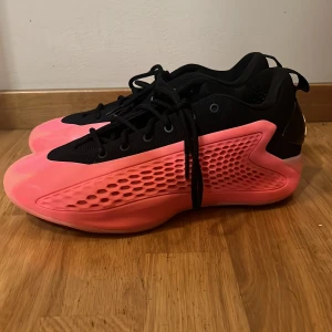 Anthony Edwards 1 Low - Jag skaffade dessa runt slutet av augusti, och de har fortfarande bra grepp på courten men är bara lite smutsiga på framdelen på ena skon. Skriv gärna om du har frågor💯 