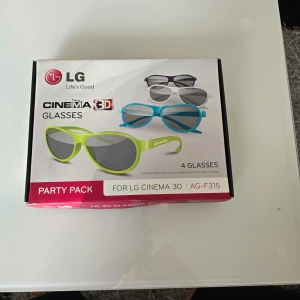 LG Cinema 3D Glasögon Party Pack - Säljer ett party pack med LG Cinema 3D-glasögon, modell AG-F315. Paketet innehåller fyra par glasögon i olika färger: vit, svart, blå och grön. Perfekt för att njuta av 3D-filmer hemma med vänner och familj.