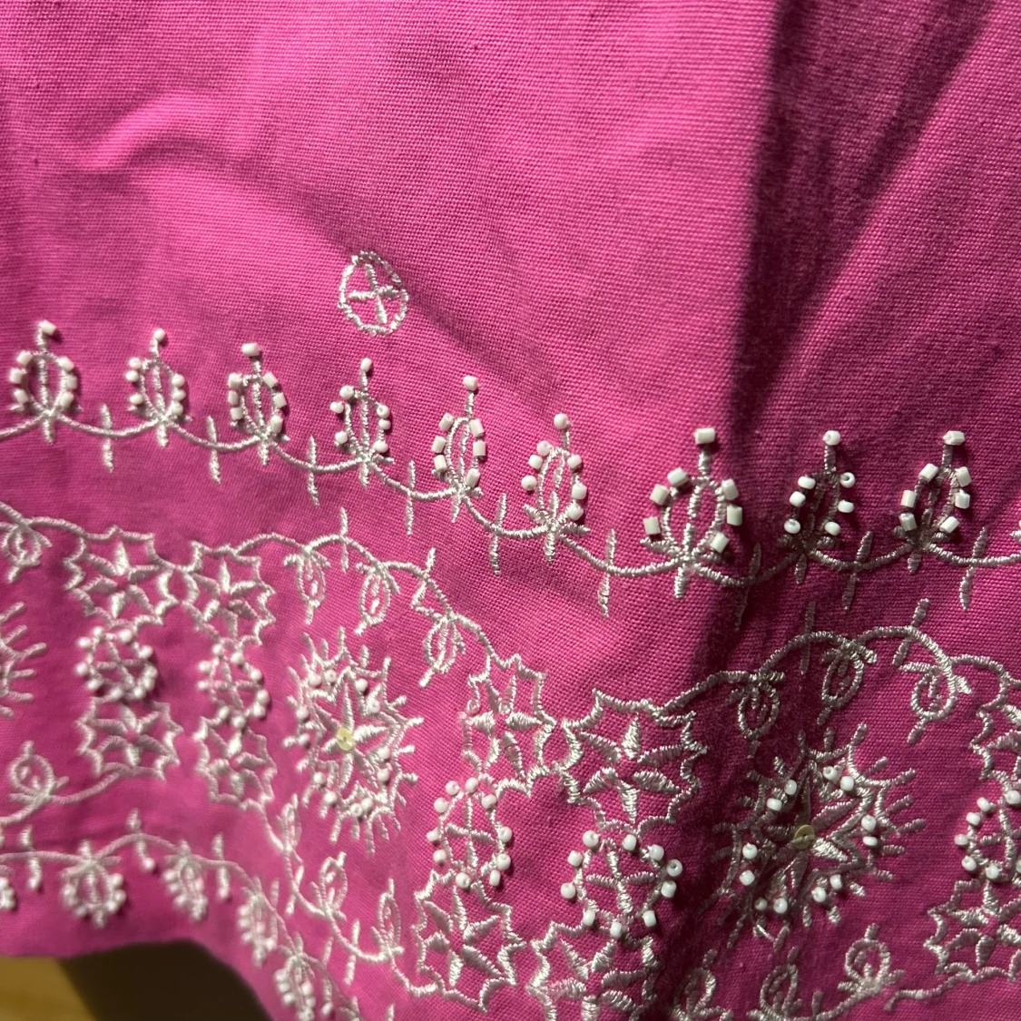 Rosa axelbandslös klänning med broderi - 3