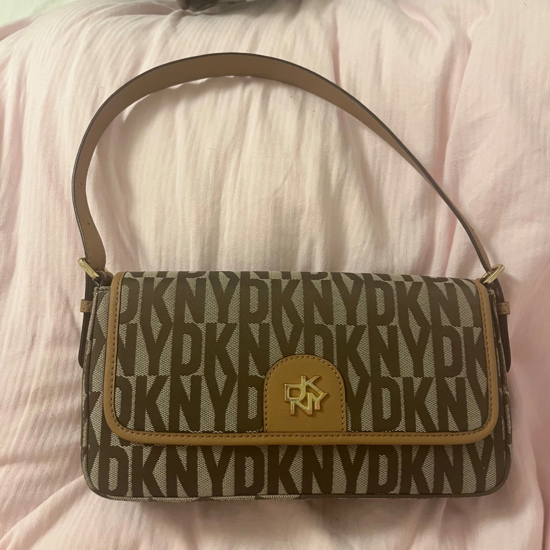 Brun axelväska från DKNY