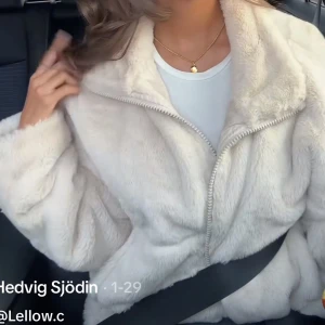 Beige pälsjacka Carin Wester - Säljer denna fina pälsjackan från Carin Wester i storlek S. Jättemysig till våren, inga tecken på användning💞 Nypris 800 säljer för 500 då den är i väldigt bra skick❤️