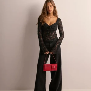 Svart spetsblus - Oanvänd spetstopp från Nelly, prislapp kvar!! Nypris 349 kr 🫶🏼🧚🏼‍♂️