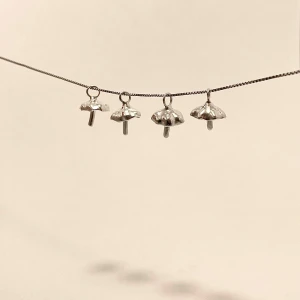 Handmade sterling silver pendant - Unika silverörhängen formade som små svampar🍄‍🟫Perfekta för att ge en lekfull touch till din stil. Går att hängas som halsband eller örhänge, tillverkade för hand i 925 sterling silver. Vardera svamp är unikt utformad utseendemässigt. På bild visas mini mushroom 1-4 och möjlighet att välja vilken man vill ha finns. 