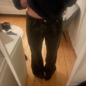 Svarta jeans från Monki - Snygga svarta jeans från Monki med bootcut-stil. De har en medel hög midja i storlek 28 men passar 26-27. Endast använda några fåtals gånger. Har ett par likadana jeans fast i mörkblått ( se sista bilden) dom är exakt samma storlek och sitter likadant. Skriv vid intresse.