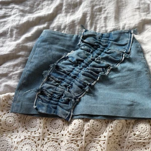 Blå jeanskjol från Zara - Jättecool jeanskjol! Perfekt för typ brunch eller sommarfest! Så snygg men kommer inte till användning.💕 pris kan diskuteras! Kom gärna med frågor 💕