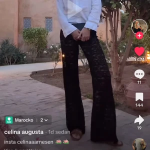 Svarta spetsbyxor - Snygga svarta byxor i spetsmaterial med låg midja och wide/rak fit. Perfekta för en trendig look med en elegant touch. Byxorna har ett genomskinligt mönster som ger en unik stil och inbyggda shorts så det inte är genomskinlig upptill. Aldrig använda. Passar XS-S