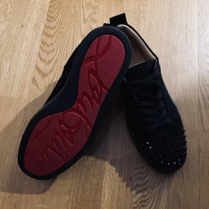 Svarta Christian Louboutin - Snygga svarta Loubs I NYSKICK med spikar och den ikoniska röda sulan. Storlek 46. Skorna har snörning och är tillverkade i mocka. Köpte i tyskland och använde de 2 gånger.‼️PRISET KAN DISKUTERAS‼️