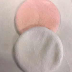 Rosa och vita sminkrondeller - Mjuka och återanvändbara sminkrondeller i rosa och vitt. Perfekta för att applicera toner eller ta bort smink. Tillverkade i ett skonsamt material som är snällt mot huden.  25kr/2st , helt ny 