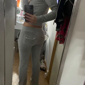 Juicy couture set🩶 - Man får båda delarna på köpet.  Men är öppen för att sälja bara ena delen ifall man skriver de🤍. Tröjan är i storlek XS och byxorna i XXS 