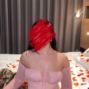 Rosa offshoulder klänning - Hej älsklingar! Jag har officiellt pensionerat mig från min baddie-era och bytte stil, så nu säljer jag denna skönhet. Klänningen är i perfekt skick.❤️