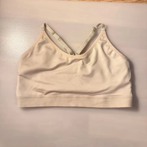 Tränings bh från röhnisch - Tränings bh i beige färg från röhnich använd enstaka gång så säljer vidare. Inga täcken på användning 