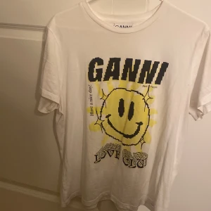 Ganni Tröja - Ganni tröja storlek M. Använd 2-3 gånger. Pris kan diskuteras. Köpt för 845kr