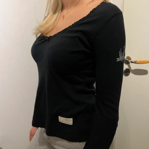 Odd Molly tröja  - Så fin svart Odd Molly tröja som har blivit trendig igen🖤 säljer pga för liten🫶🏼