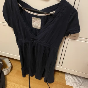 Babydoll topp  - Babydoll topp från Hollister, storlek M. Köpt second hand, snöre där bak som kan knytas för att ge midjan mer definition. Använd en gång ❣️