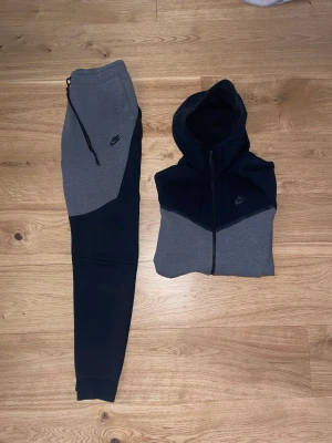 Nike tech fleece set🔥 - Nike tech fleece set. Jätte bra skick. Knappt använd! Storlek S på tröjan (passar m) och M på byxorna.🔥