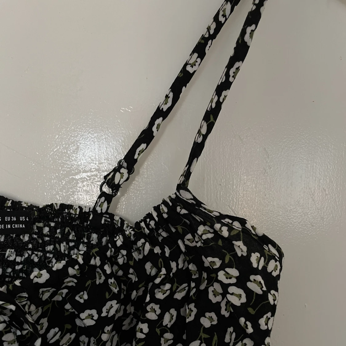 Blommigt svart Linne  - 90