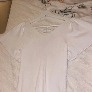 vit topp - säljer denna då den inte kommer till användning, från only och man kan knyta den bakom nacken❤️  lägger ut igen pga fri frakt !!