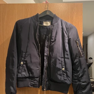 Bomberjacka  - Mörkblå bomberjacka från I dig denim. Köparen står för frakten💞