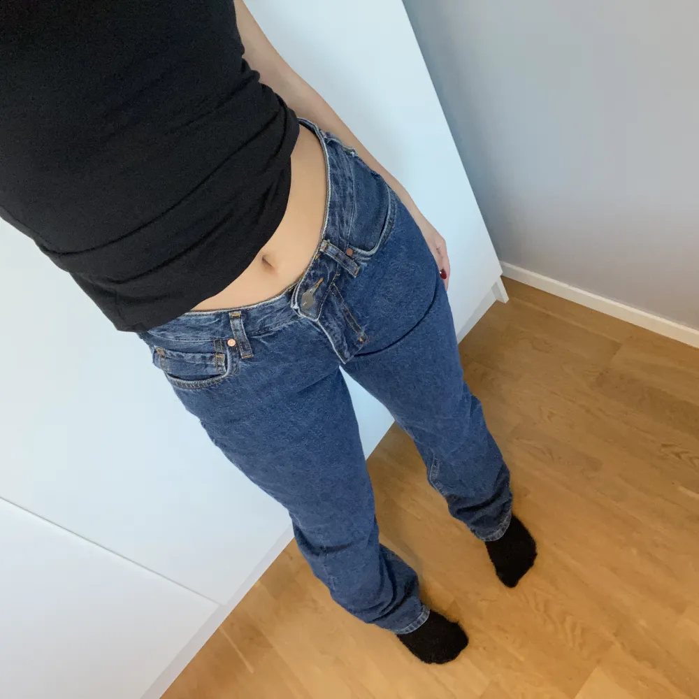 GRATIS frakt t.om 17/4💕  Lågmidjade raka jeans från bik bok i modellen ”Low straight 570” i färgen blå. Ordinarie pris 699kr. Säljer för 199. Knappt använda och inga defekter. Dessa är W27 L32, motsvarar stl S. Skriv eller köp direkt💕. Jeans & Byxor.