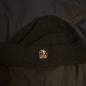 Parajumper mössa  - Säljer min parajumper mössa då den inte använts på cirka ett år, ny skick 