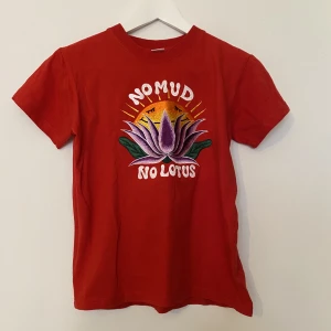 Hannah Pixie Snowdon T-shirt  - Hannah Pixie Snowdon T-shirt   No mud no lotus   Storlek 32 ( XS )  Baby tee modell   Aldrig använd 