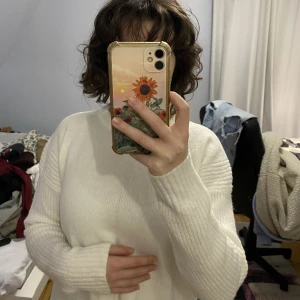 Vit stickad tröja - En vit stickad tröja från Bershka! Säljer då den aldrig kommit till användning, skriv gärna vid intresse!🥰