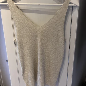 Mango linne - Glittrigt guld linne från Mango 