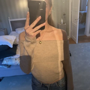 Off shoulder topp - Stickad offshoulder topp från other stories! Storlek S❤️