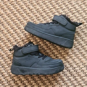 Barnskor - Oanvända barnskor i mysigt fodrat material, perfekt till vår och höst!