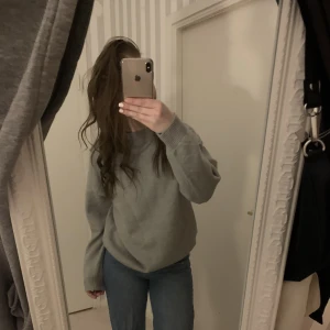 Stickad tröja  - Mintgrön/ljusgrå stickad tröja från shein, storlek l men skulle mer säga att den är som en m