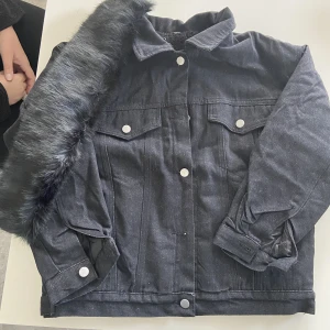 jeans jacka med päls - helt oanvänd jeans jacka med päls vid kragen. passade inte mej så därför säljer jag vidare. de är en M men skulle mer säga S/Xs