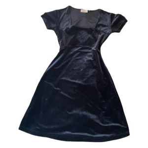 Sammetsklänning  - Vintage sammetsklänning med fyrkantig urringning